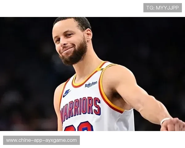 库里被拍到夜间打扫球场垃圾，简单举动被广泛传颂