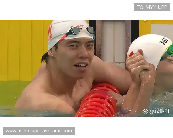 世界游泳冠军摔倒丢金，全场为其鼓掌致敬