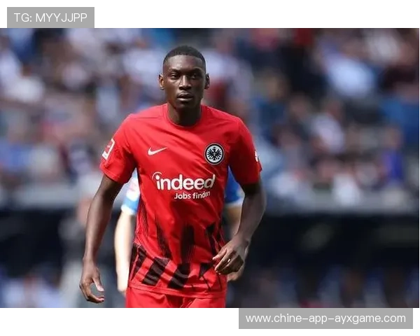 巴黎科洛穆阿尼门前:感知瞬间,回应世界的敏锐之心 巴黎科洛穆阿尼门前:感知瞬间,回应世界的敏锐之心