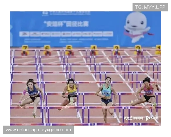 举重女子组选手泪洒领奖台：背后的坚持与感动