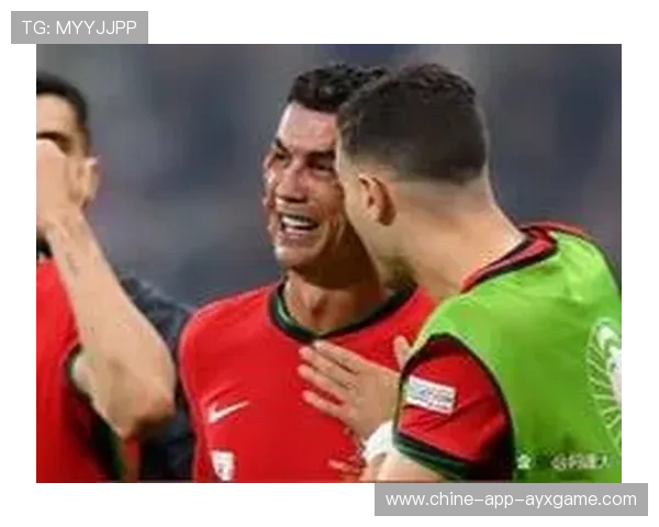 C罗在训练营教孩子如何罚点球,耐心成典范 C罗在训练营教孩子如何罚点球,耐心成典范