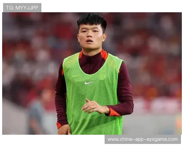 上海海港杨希抢先上脚破坏传中，右路封锁一整场